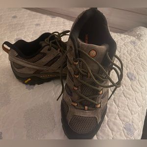 Merrell Men’s Moab 2 Vent Hiking Shoes..LIKE NEW -10.5 MEDIUM WITH
